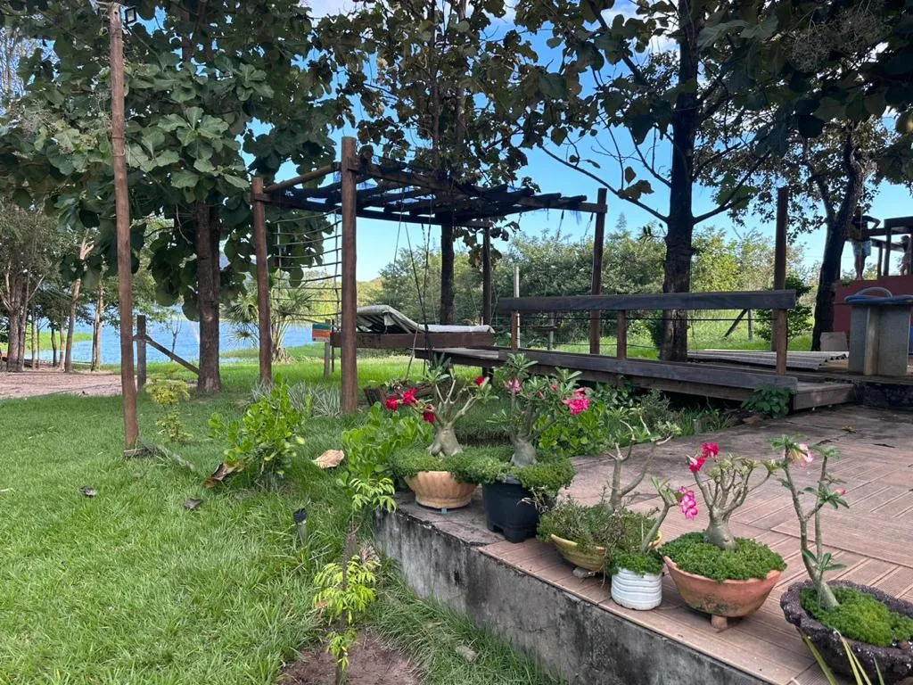 Jardim e deck da chácara
