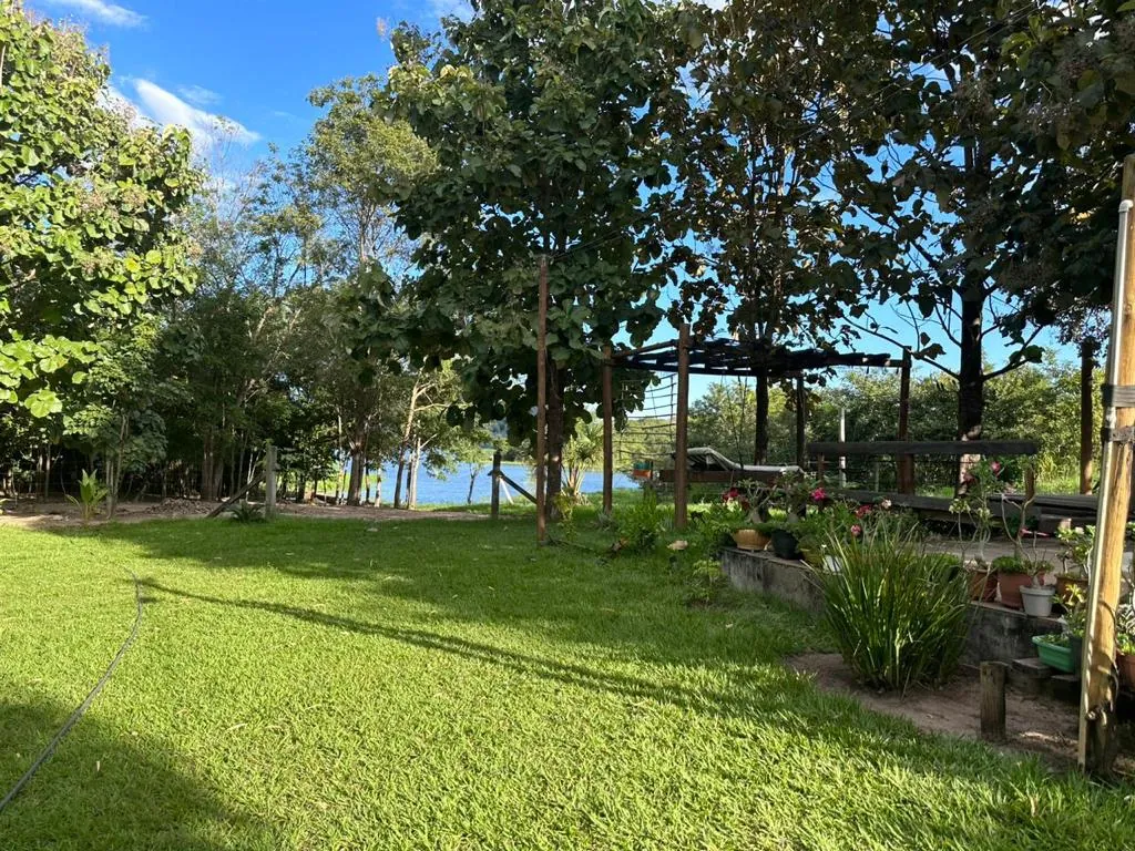 Área verde da chácara com acesso ao lago