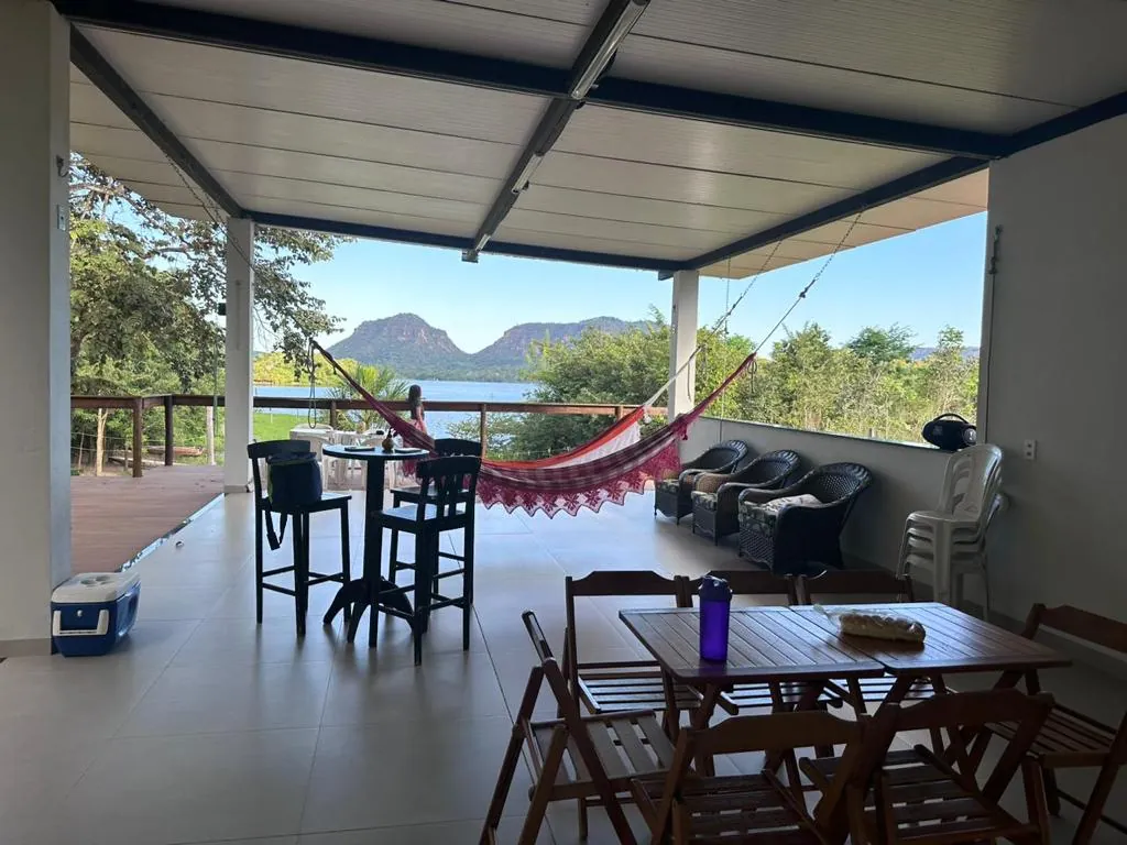 Varanda com rede e vista da chácara